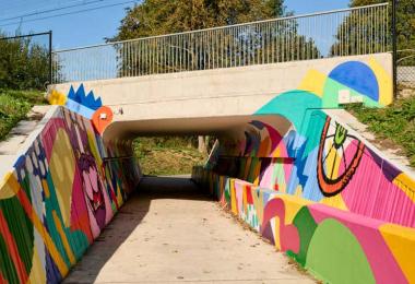 De muurschilderingen omkaderen om graffiti te bestrijden