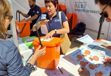 Des actions de terrain, notamment sur les marchés ou lors d'évènements, pour éduquer et sensibiliser aux bons gestes de gestion des déchets