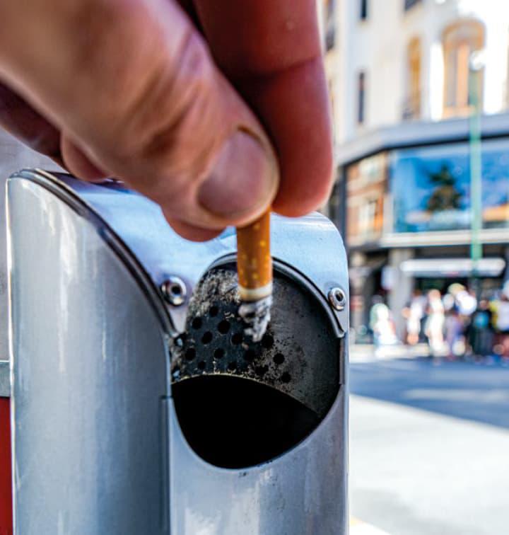 Mégot jeté dans un cendrier urbain à Bruxelles.